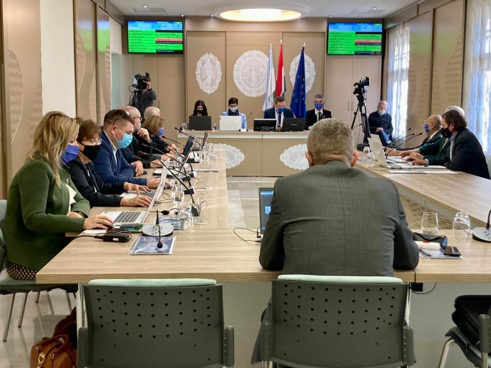 Napirend előtt az oltakozásról, a Tesz-Vesz város programról és a szociális ágazatról