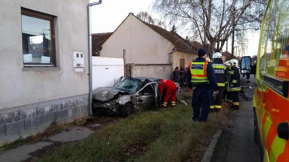 Személyautó és kamion ütközött, négyen megsérültek (frissítve)