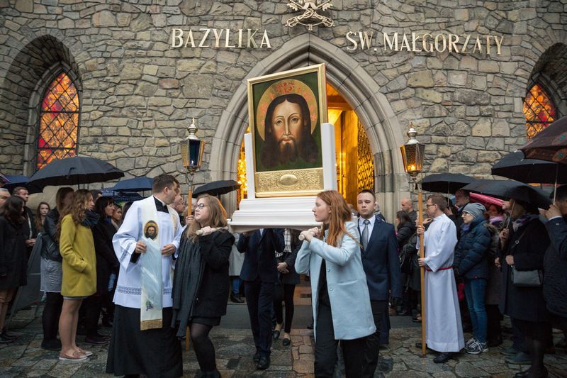 (►) Lengyel kegyképmásolat érkezik a halasi templomba