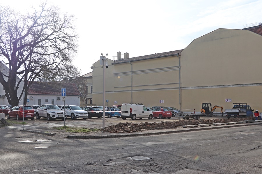 (►) Beton ütközők lesznek a járda mellett