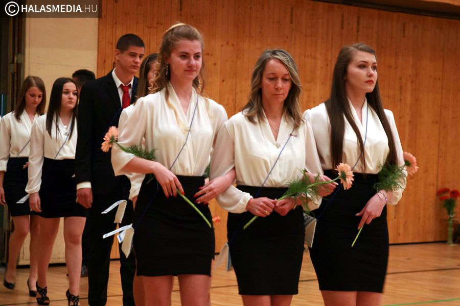 (►) Elballagtak a Dékáni-szakgimnázium végzősei (galéria)