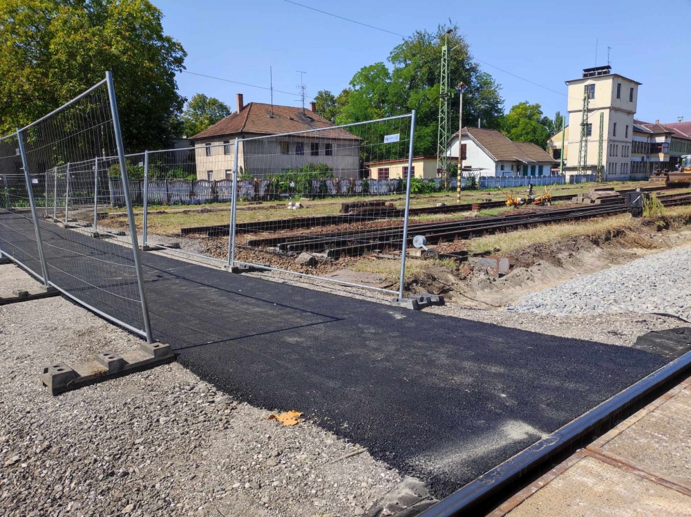 Ideiglenes átjáró nyílt az Állomás utca közepén