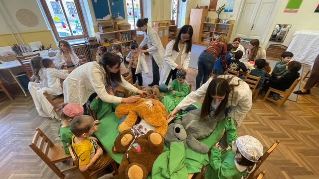 (►) Orvostanhallgatók segítségével macikat gyógyítottak a halasi ovisok