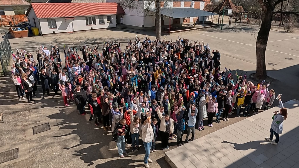 (►) Egyszerre ittak vizet – rekordkísérletben vettek részt a Felsővárosi Általános Iskola diákjai