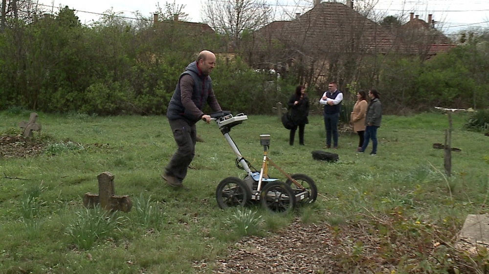 (►) XIV. századi templom nyomait keresték a halasi katolikus temetőben 