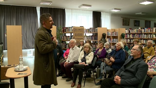 Költészet napja versekkel, költők portrészobraival