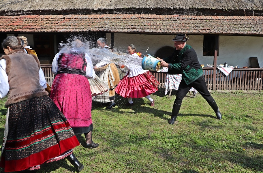 Zúdult a vödörnyi víz a Tájházban