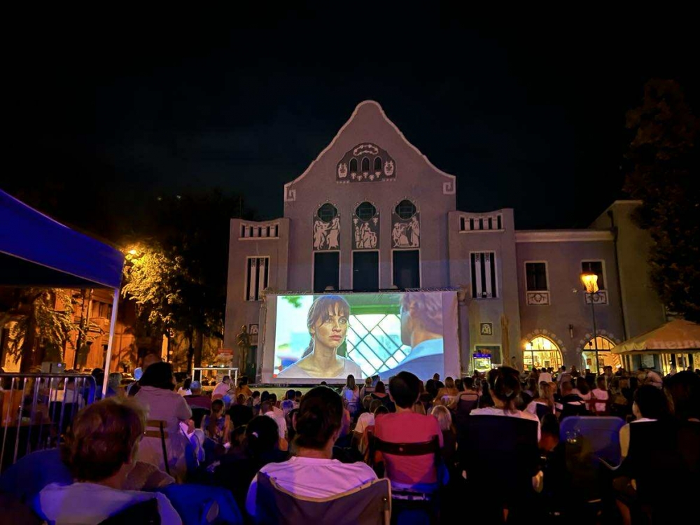 (►) Moziztak a halasiak a csillagos ég alatt