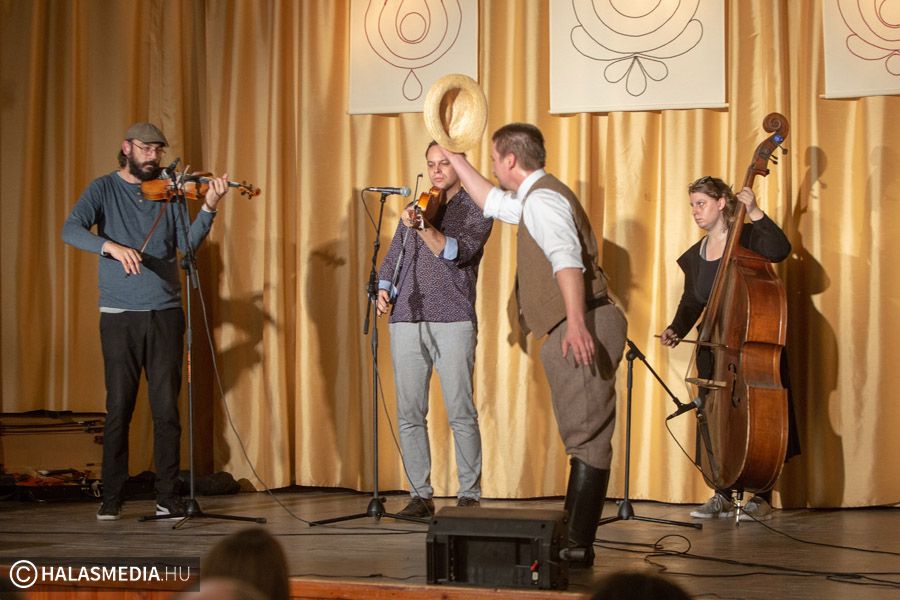 Derűs Folk Esten adott koncertet az Erdőfű zenekar (galéria)