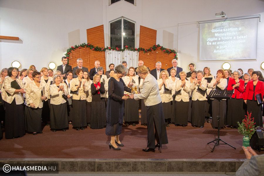 Ünnepre jöttek, zengő énekszóval