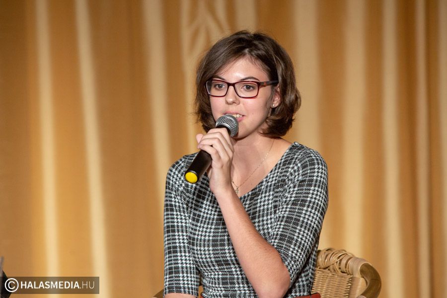 Egy este alatt négy nyelven énekelt