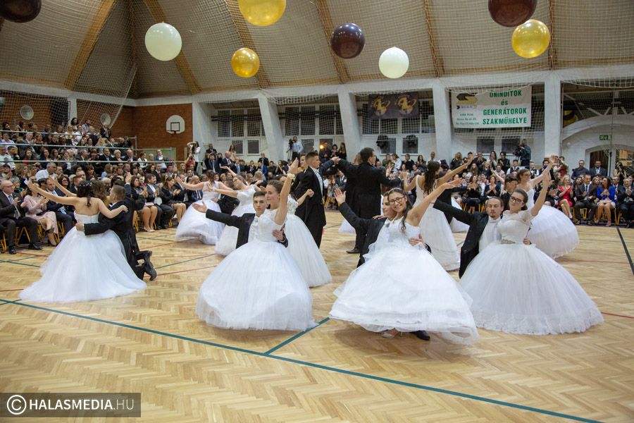 (►) Az öröm és meghatottság könnycseppjei váltották egymást