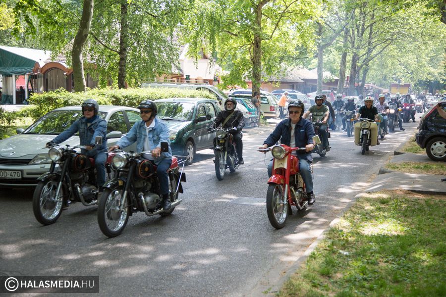 Kerékpárosok, veteránjárművek érkeztek határon túlról (galéria)