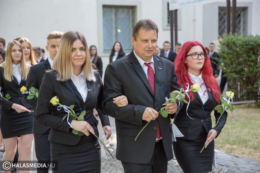 (►) Elballagtak a dékánis végzősök (galéria)