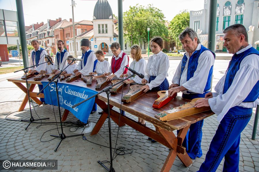 Citeramajális Halas főterén (galériával)