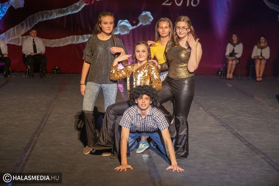 (►) A dékánisok zárták a szalagavatók sorát (galéria)