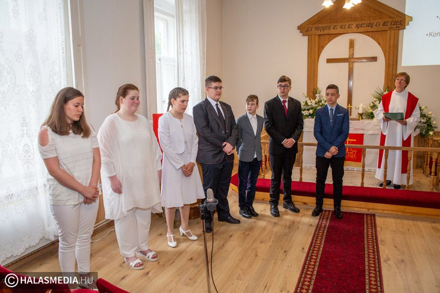 Hét konfirmáló a halasi evangélikus gyülekezetnél