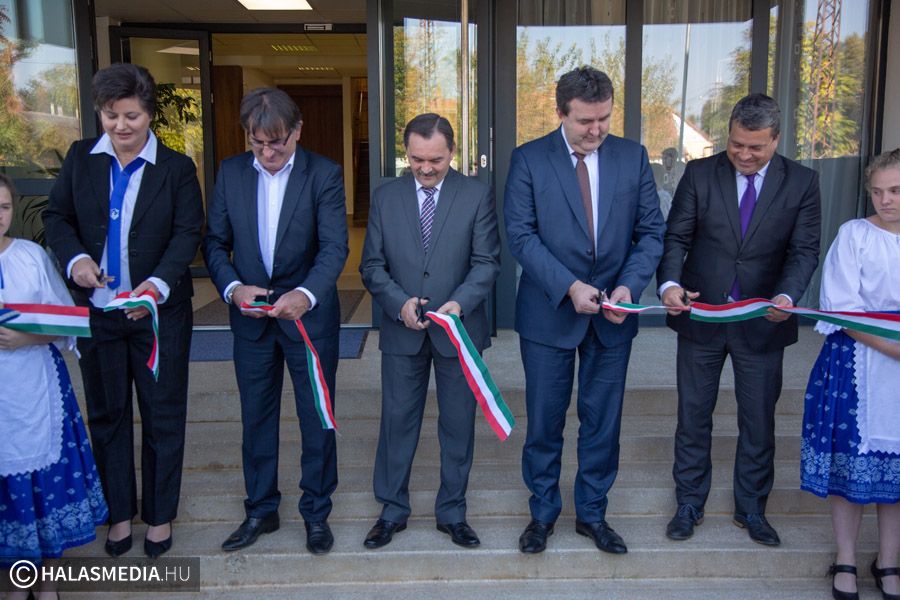 Intézményátadás és konferencia a Váriban