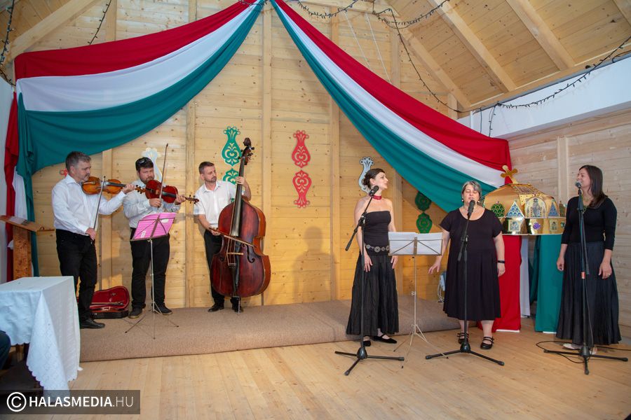 Ünnepi délelőtt kenyéráldással, cipósütéssel