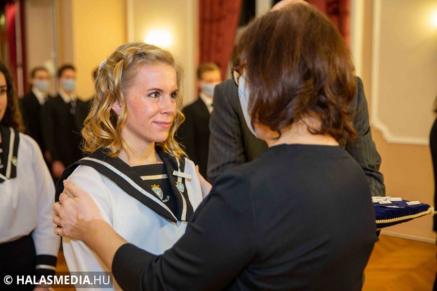 Bensőséges szalagtűzés a Szilády-gimnáziumban (galéria)