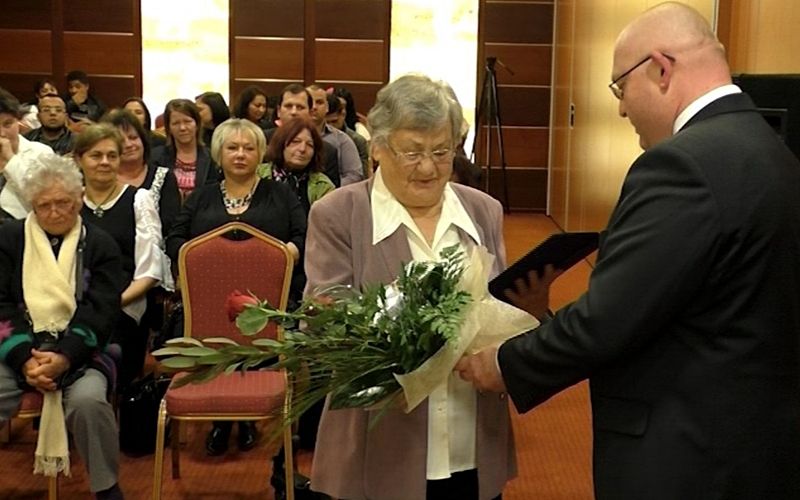 Kilenc logóterv a képviselők asztalán