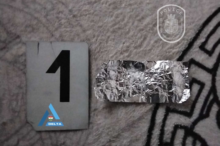 Kilenc csomag fehér por, és a bukott dílerek esete