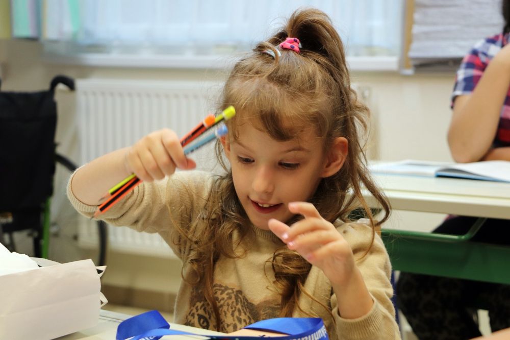 Edina nagyon örült a tanszereknek