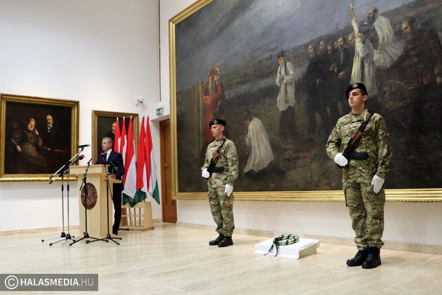 Az aradi vértanúkra emlékeztek, Halason mondott beszédet a honvédelmi miniszter