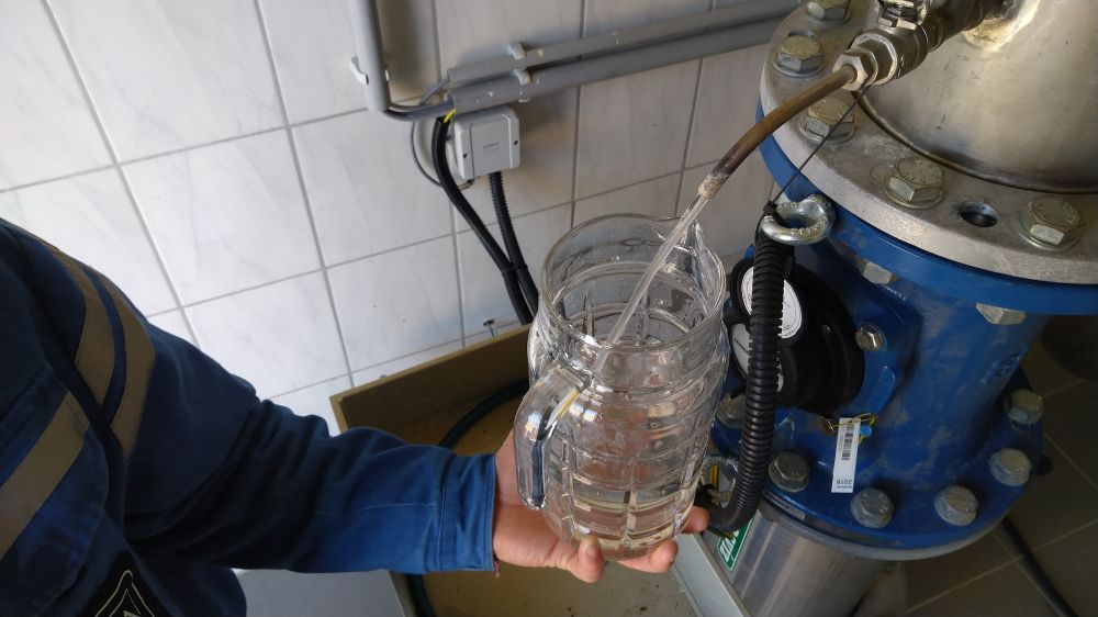 Lajtos kocsiból kapják a vizet a pirtóiak