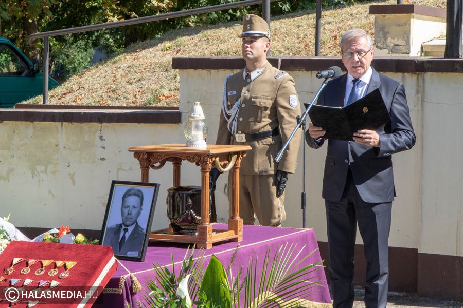 A honvédelmi miniszter búcsúztatta a volt halasi laktanyaparancsnokot (galéria)