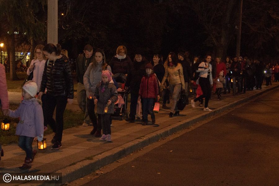 Zenés műsor lámpás felvonulással