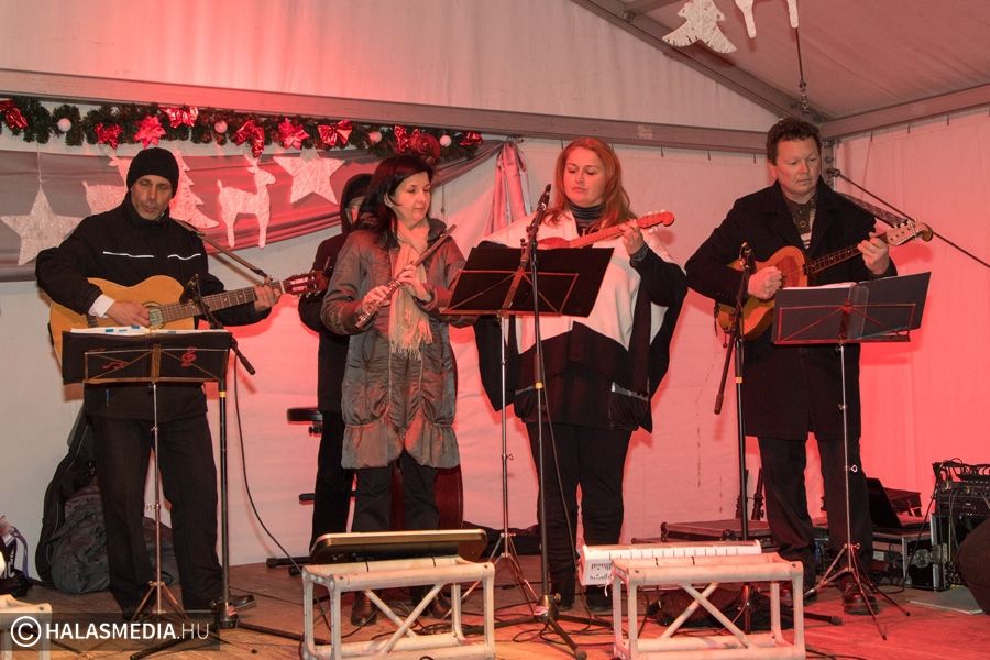Ének és tambura az Adventi Téren (galéria)