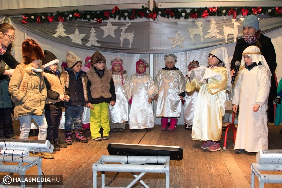 Hangulatos műsor az Adventi Téren (galéria)