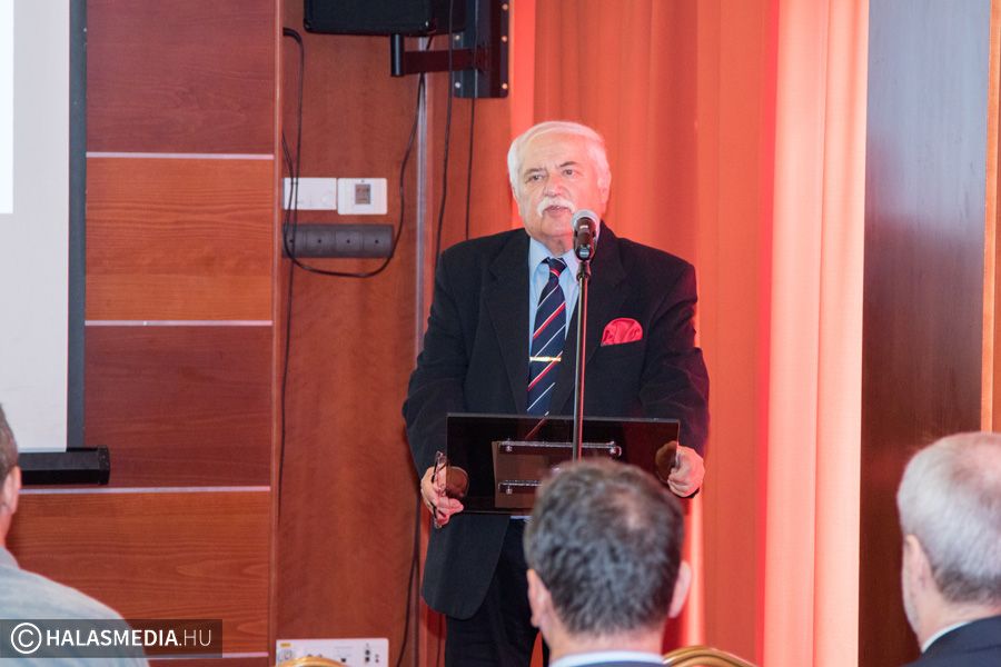 Szűrőbusz és tudományos konferencia meglepetéssel