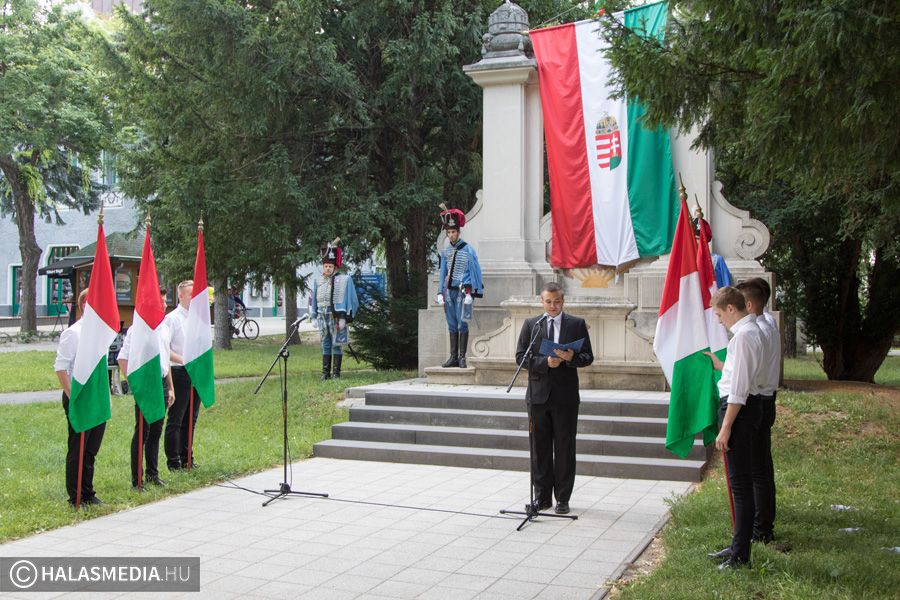 (►) „A múltból lehet okulni