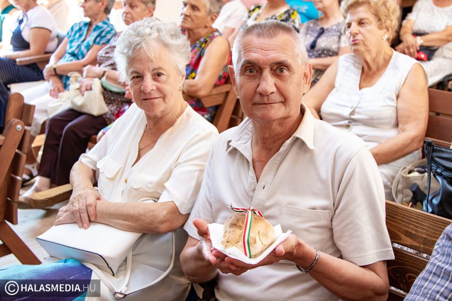 Augusztus 20. kenyéráldással, bucisütéssel