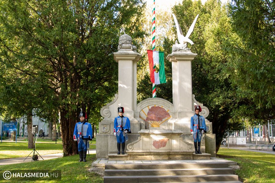 Zászlófelvonás október 23-a tiszteletére (galéria)