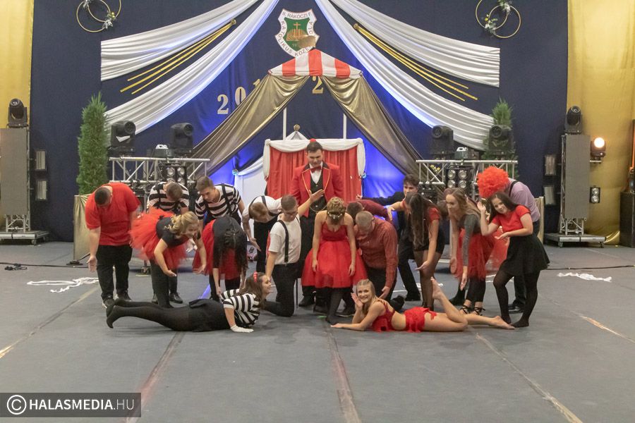 (►) Tekó Airlines, Rákóczirkusz, egyiptomi tánc és a Szívkirálynő katonái a szalagavatón (galéria)