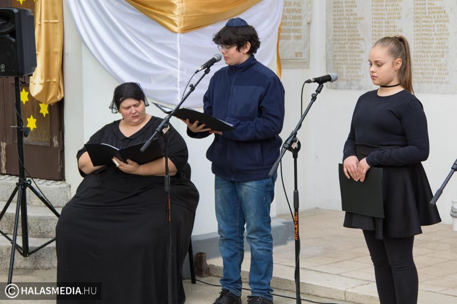 (►) A holokauszt áldozataira emlékeztek Halason is