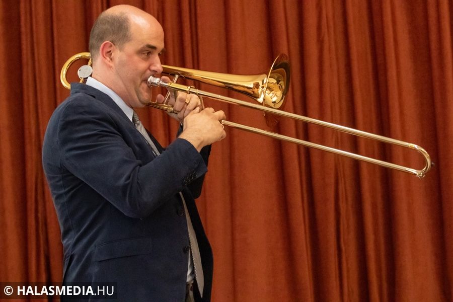 Fúvósmuzsikával nyitott a klub