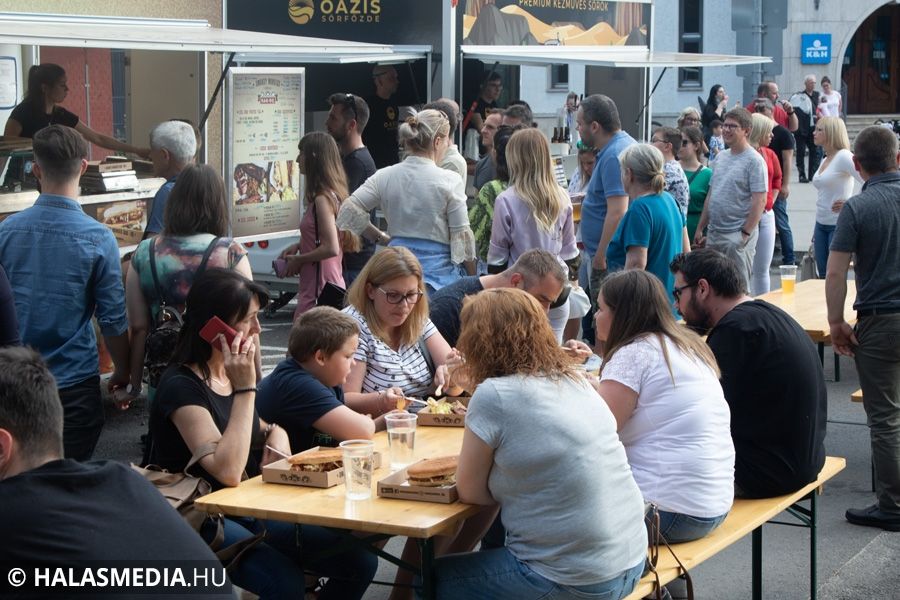Ínyenc harapnivalók és minőségi élőzene a főtéren