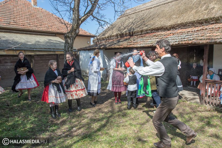 Vödörből és szódával locsolták a lányokat  (galéria)