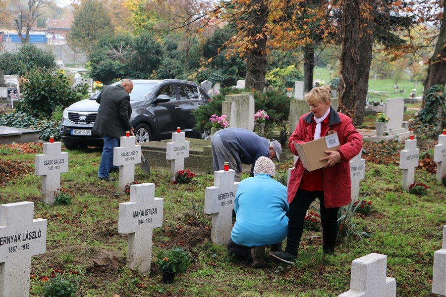 Temetőtakarítás - ismét segítettek a mozgáskorlátozottak