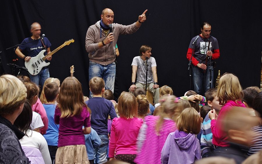 (►) Halasi gyermekek étkeztetéséért zenél az Alma