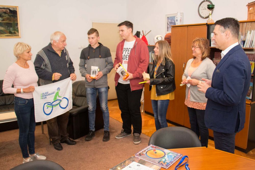 Átadták az „autómentes” ajándékokat