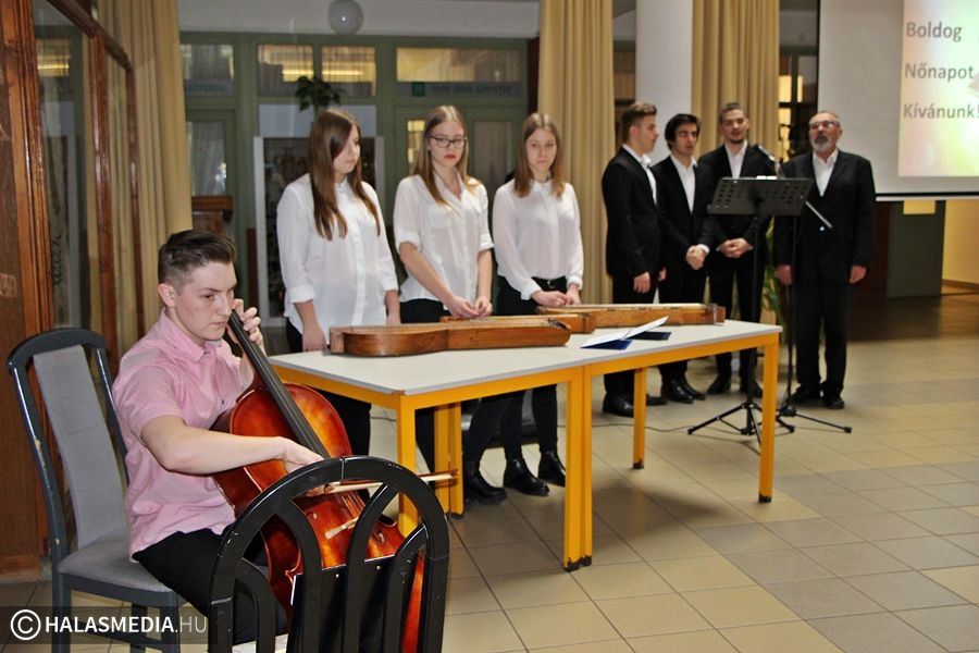 Muzikális köszöntés az aulában