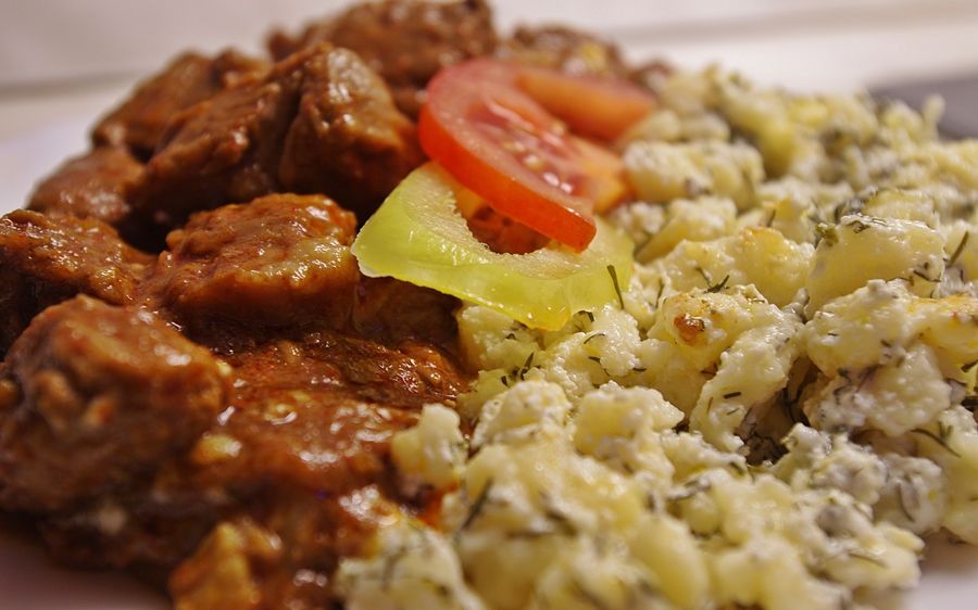 Néz, mint borjú a pörköltre