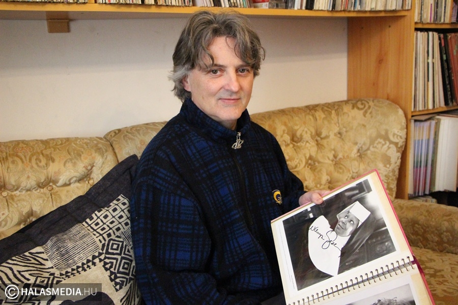 Több ezer dedikált képe van 