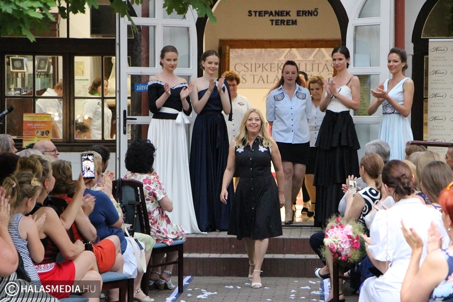 Divatbemutató a jubileumi csipkeprogramon