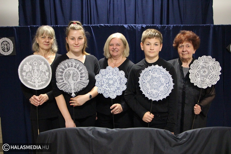 Halasi csipkés bábelőadások